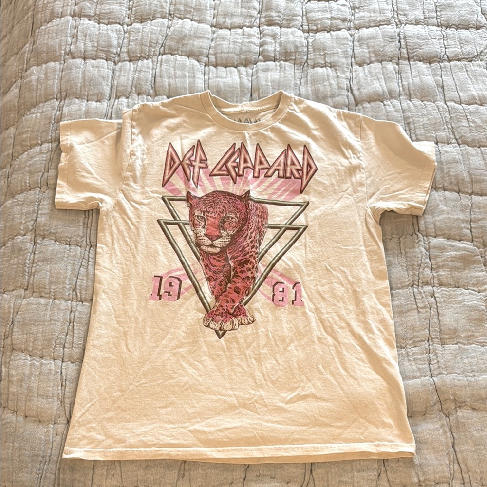 EUC Def Leppard Graphic Tee in Cream and Pink